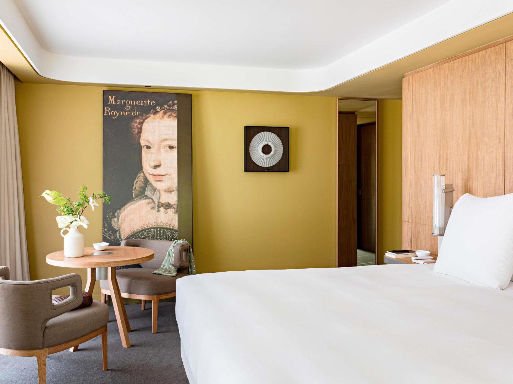 Junior Suite mit Doppelbett und Blick auf den Eiffelturm