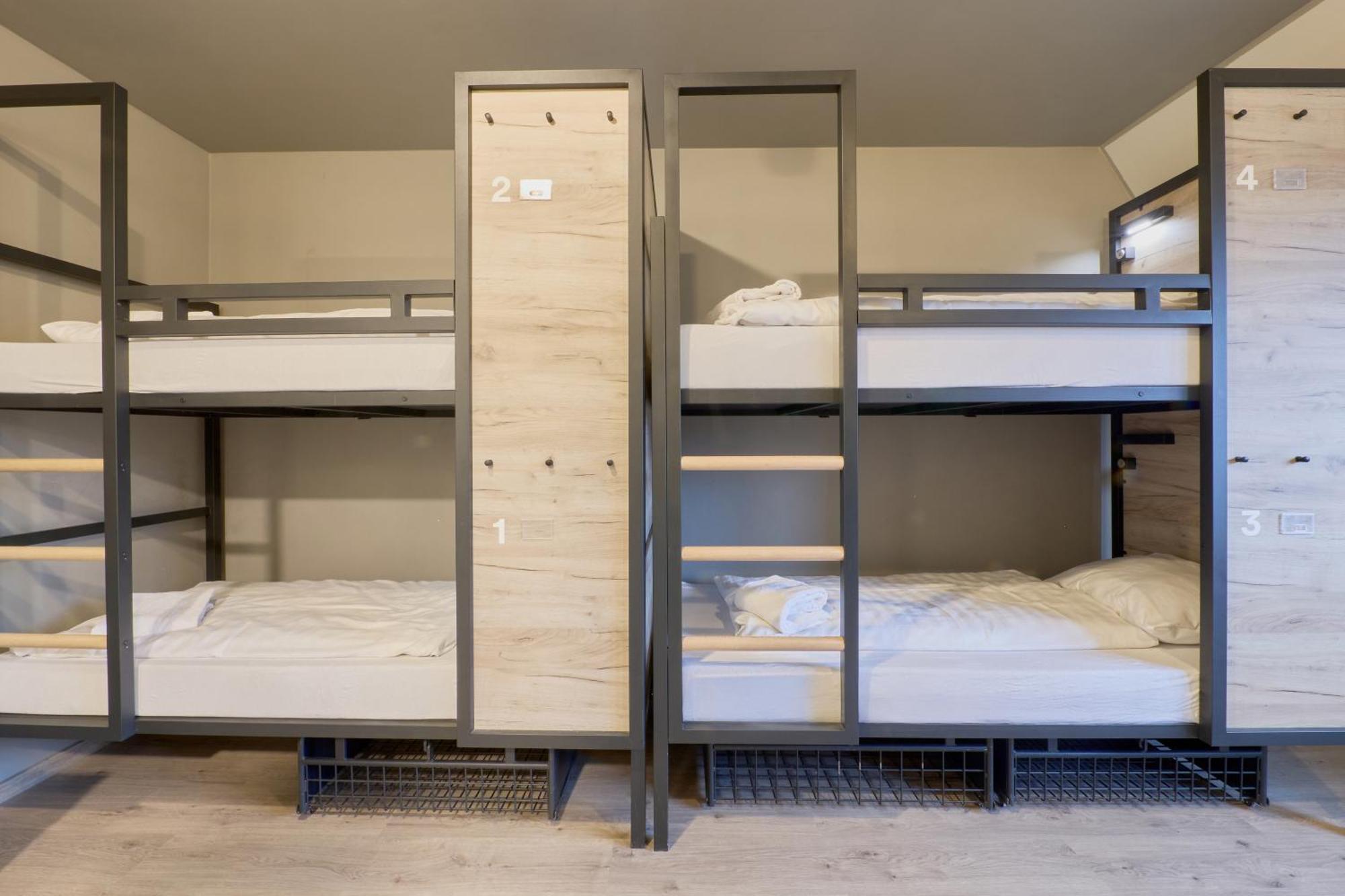 Bed 8-Bed Dormitory Room