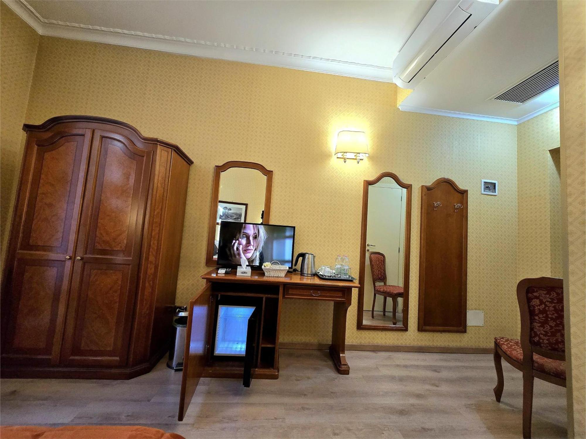 Dreibettzimmer mit Stadtblick