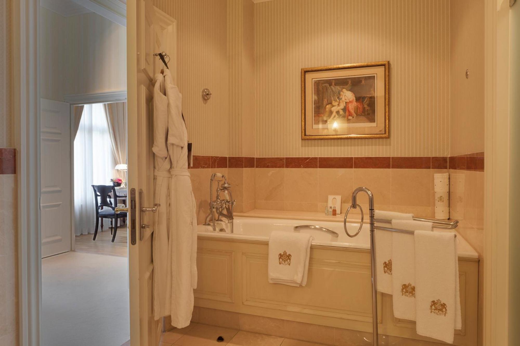 Junior King Suite with River View