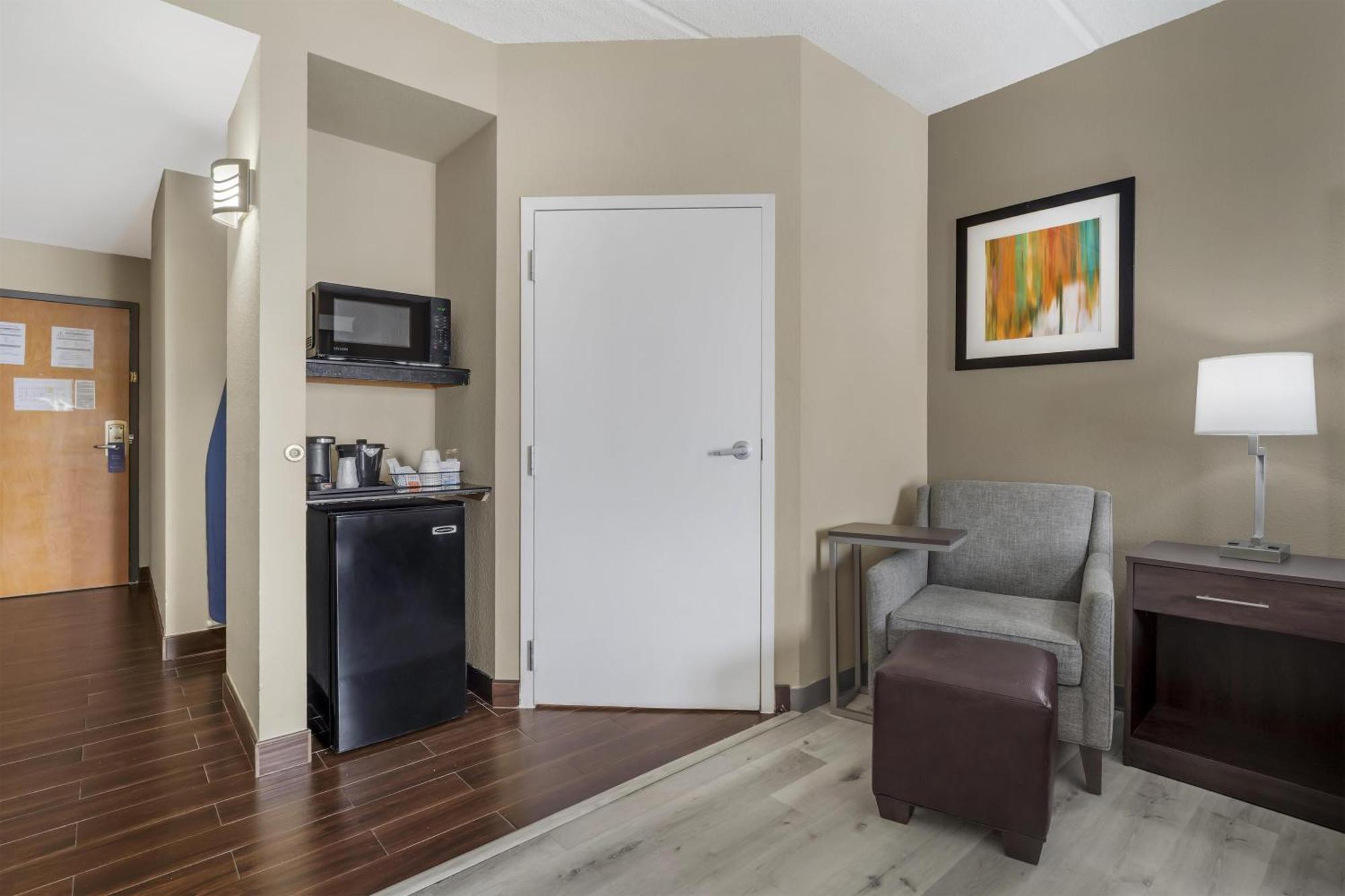 Two-Bedroom King Suite Two King Beds Non-Smoking