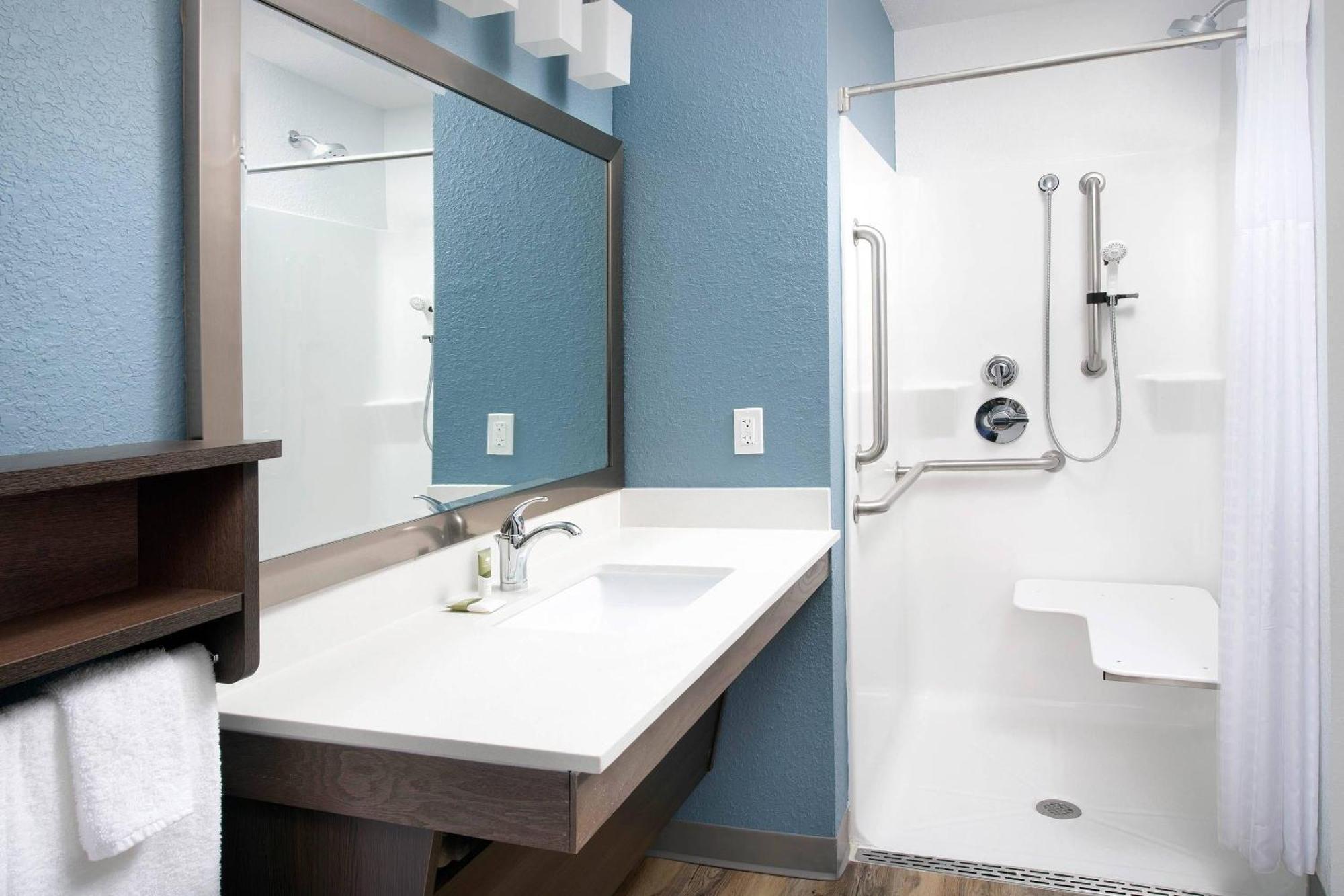 Queen Room  with Roll-In Shower - Disability Access/Non-Smoking,1743212947:JPEG
