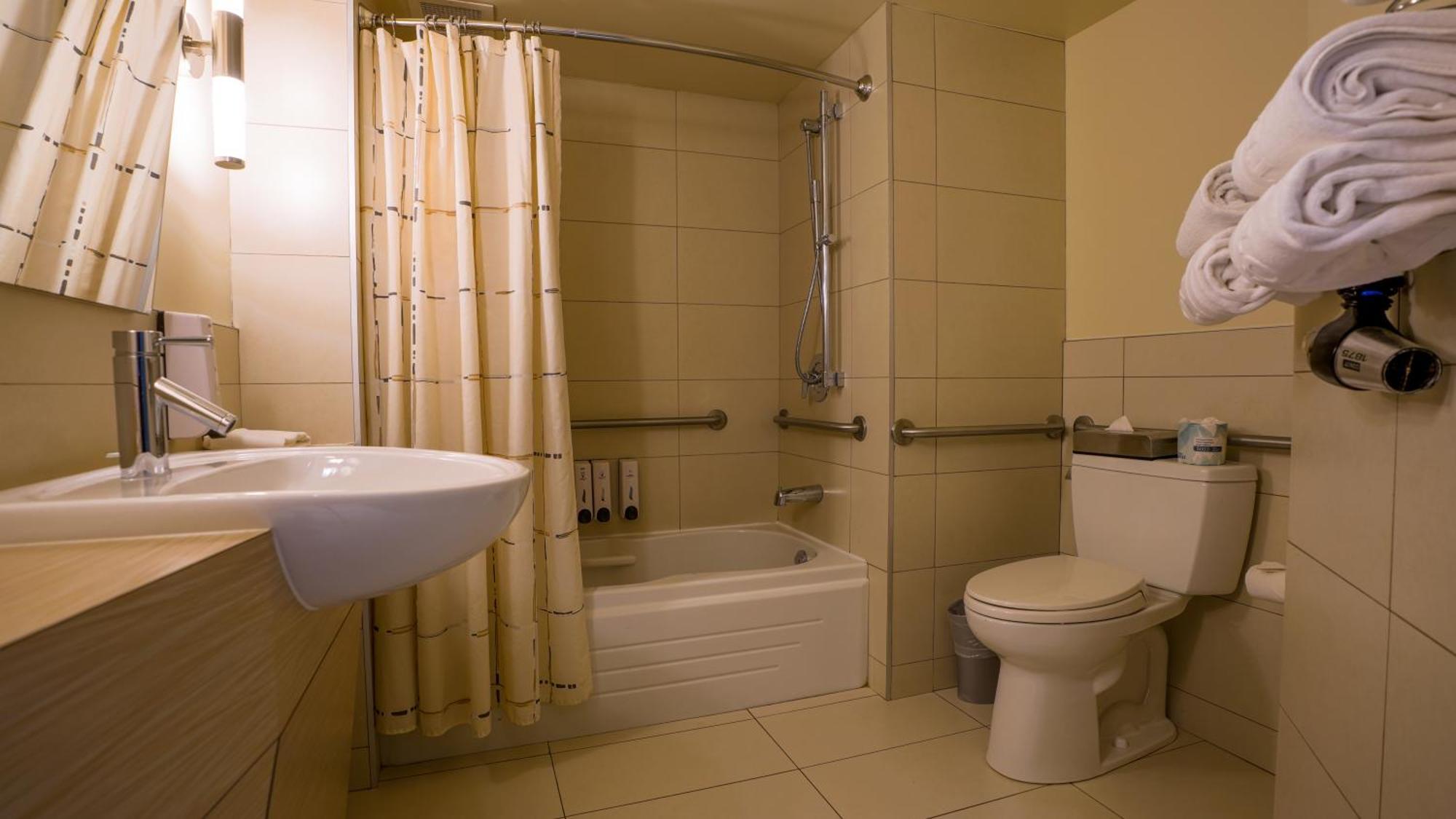 Quadruple Room Bath