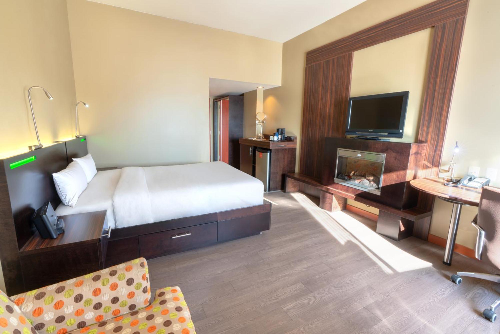 Trendy 1 queen-size bed—Fireplace