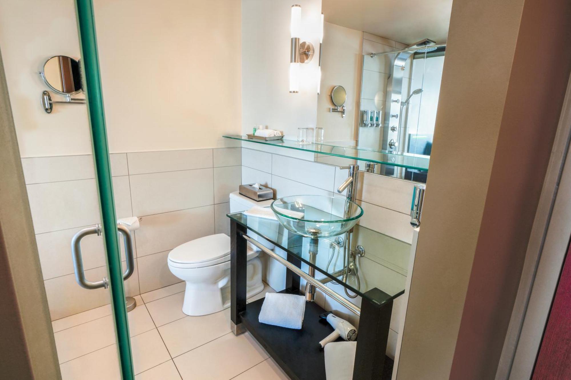 Trendy Intimacy 1 queen-size bed—Multi-jet shower—Fireplace