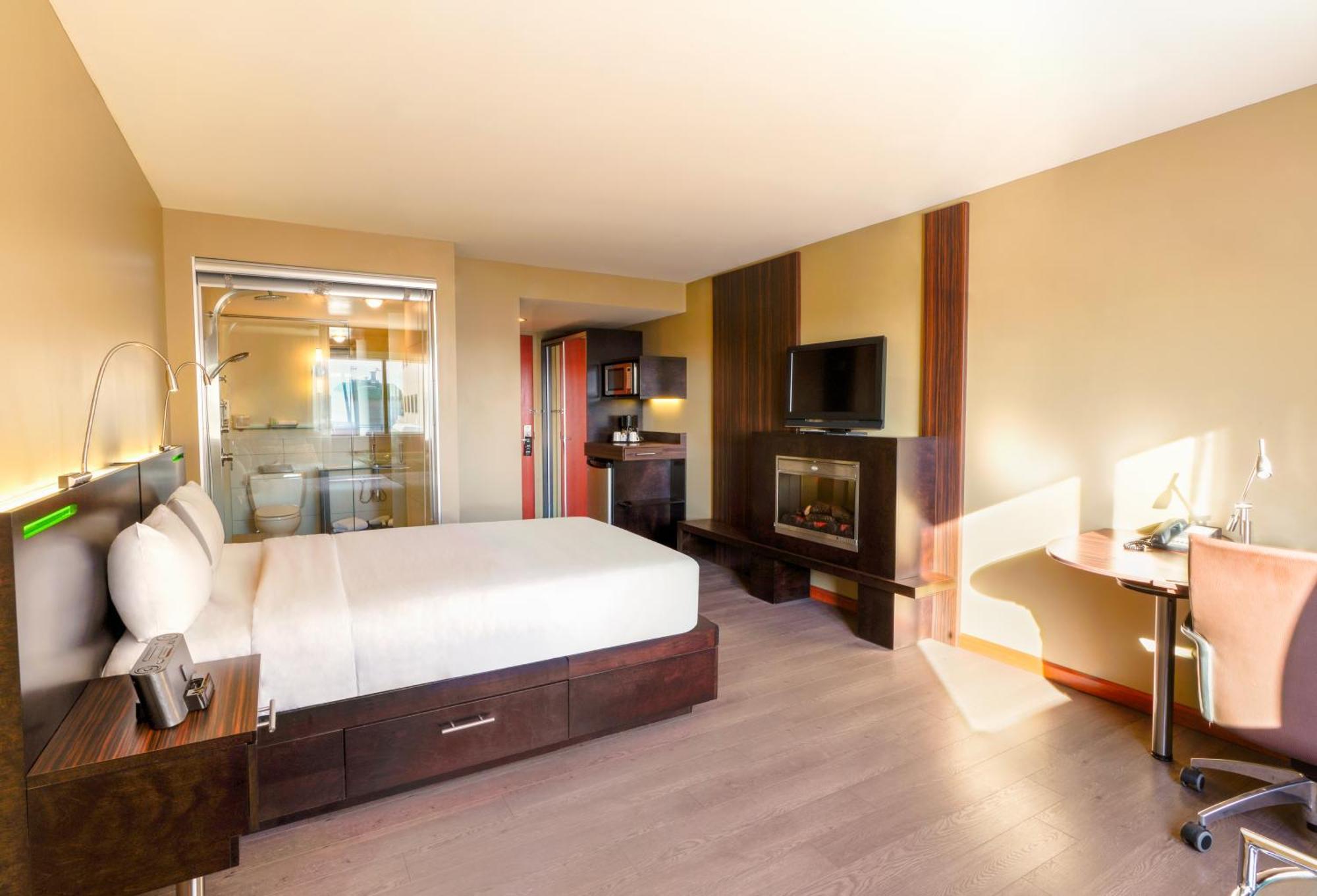 Trendy Intimacy 1 queen-size bed—Multi-jet shower—Fireplace
