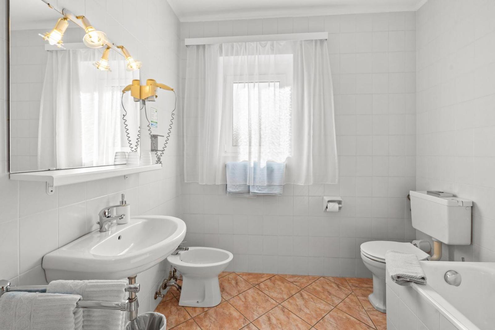 Large Double Room Lake View