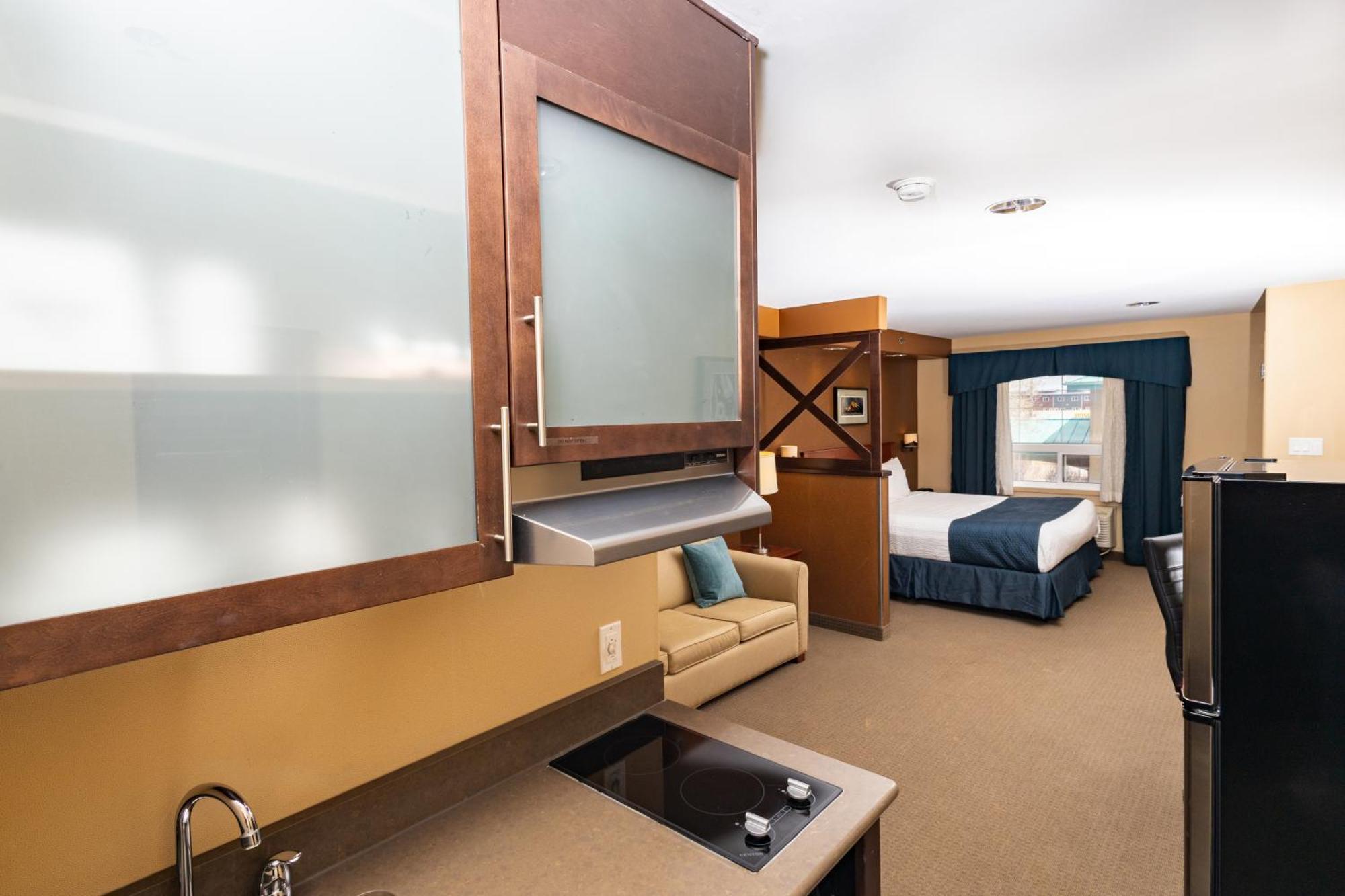 The King Studio Kitchenette