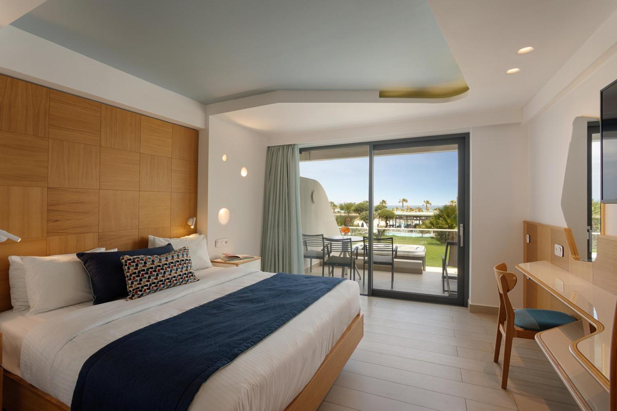 Superior Exclusive Pool or Sea View Jacuzzi