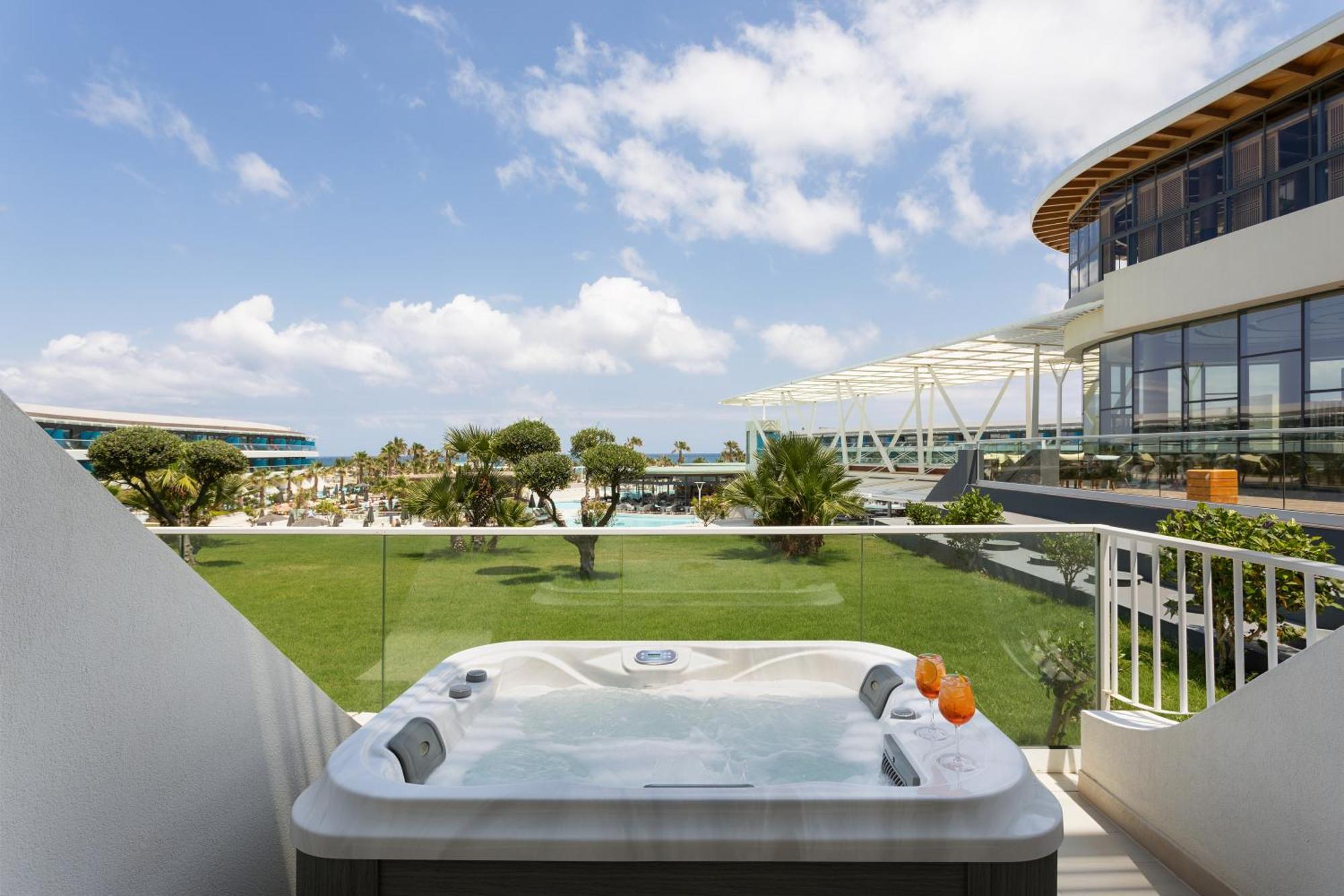 Superior Exclusive Pool or Sea View Jacuzzi