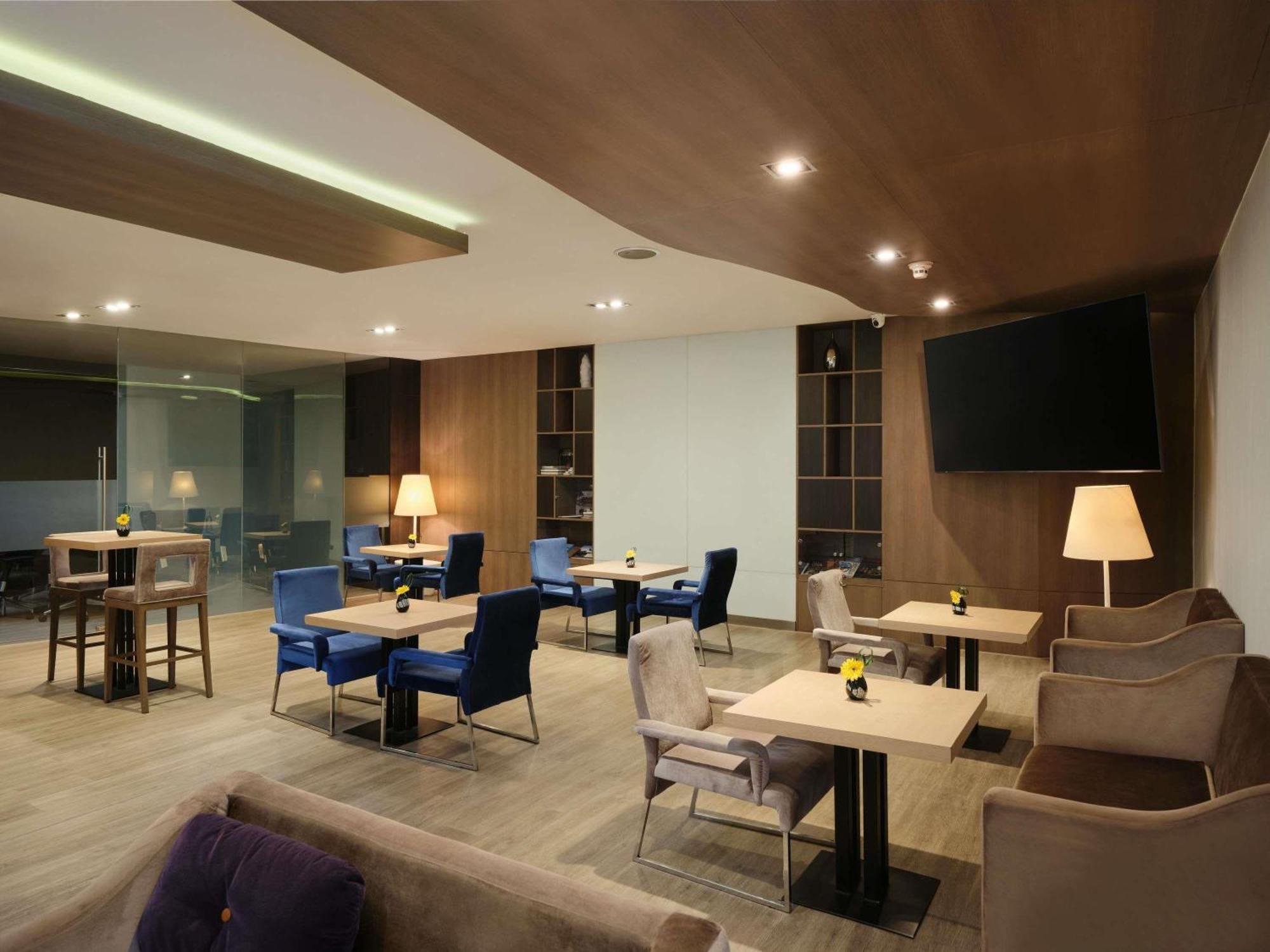 Habitación Premier con cama extragrande y acceso al salón