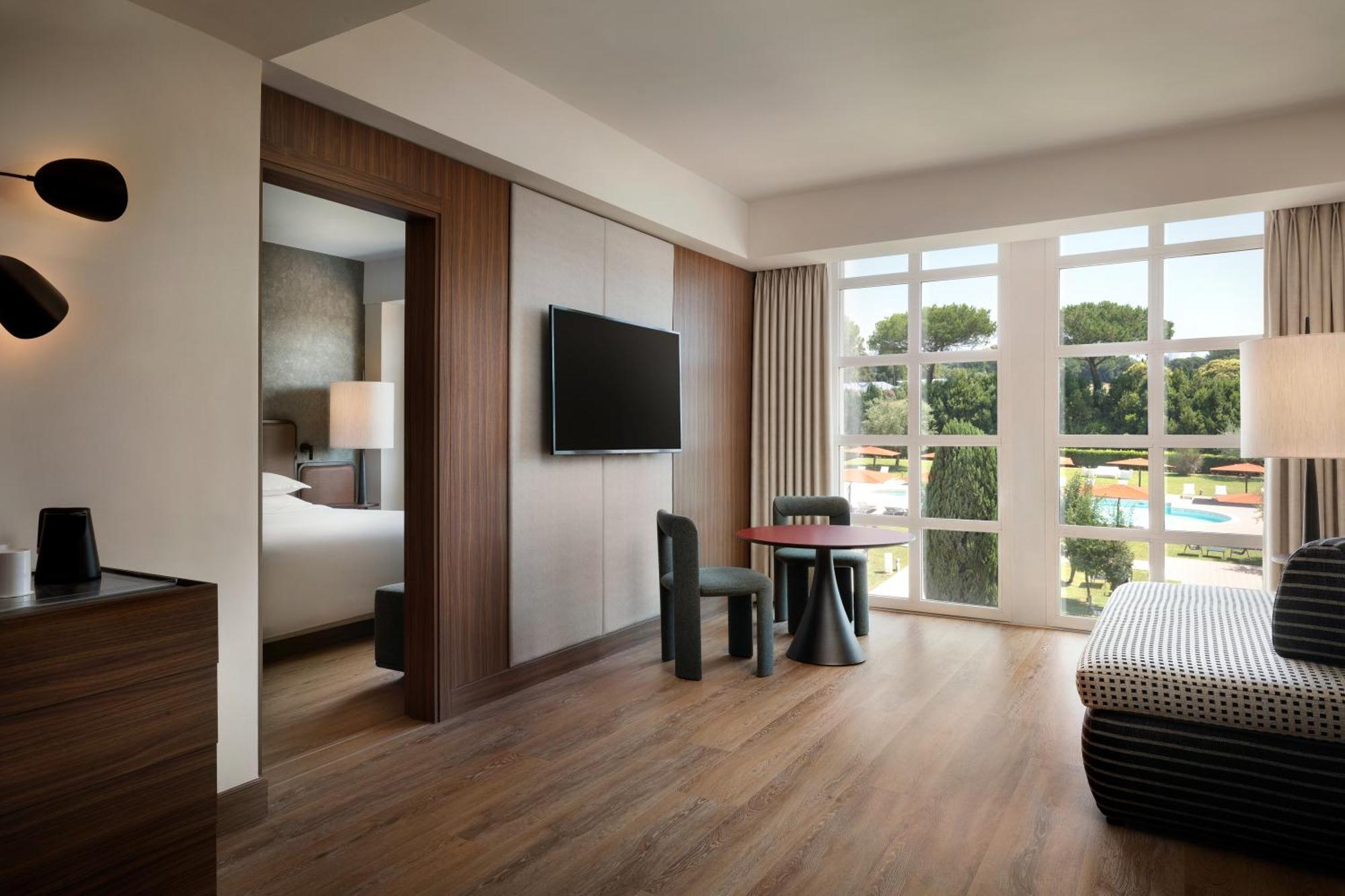 One-Bedroom Senior Executive King Suite Garden View