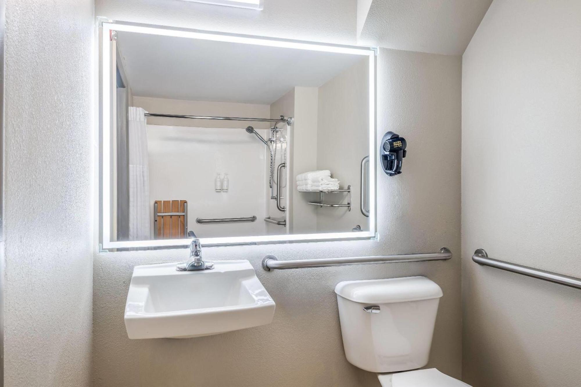 King Room Bath Tub Mobility or Hearing Accessible Non-Smoking