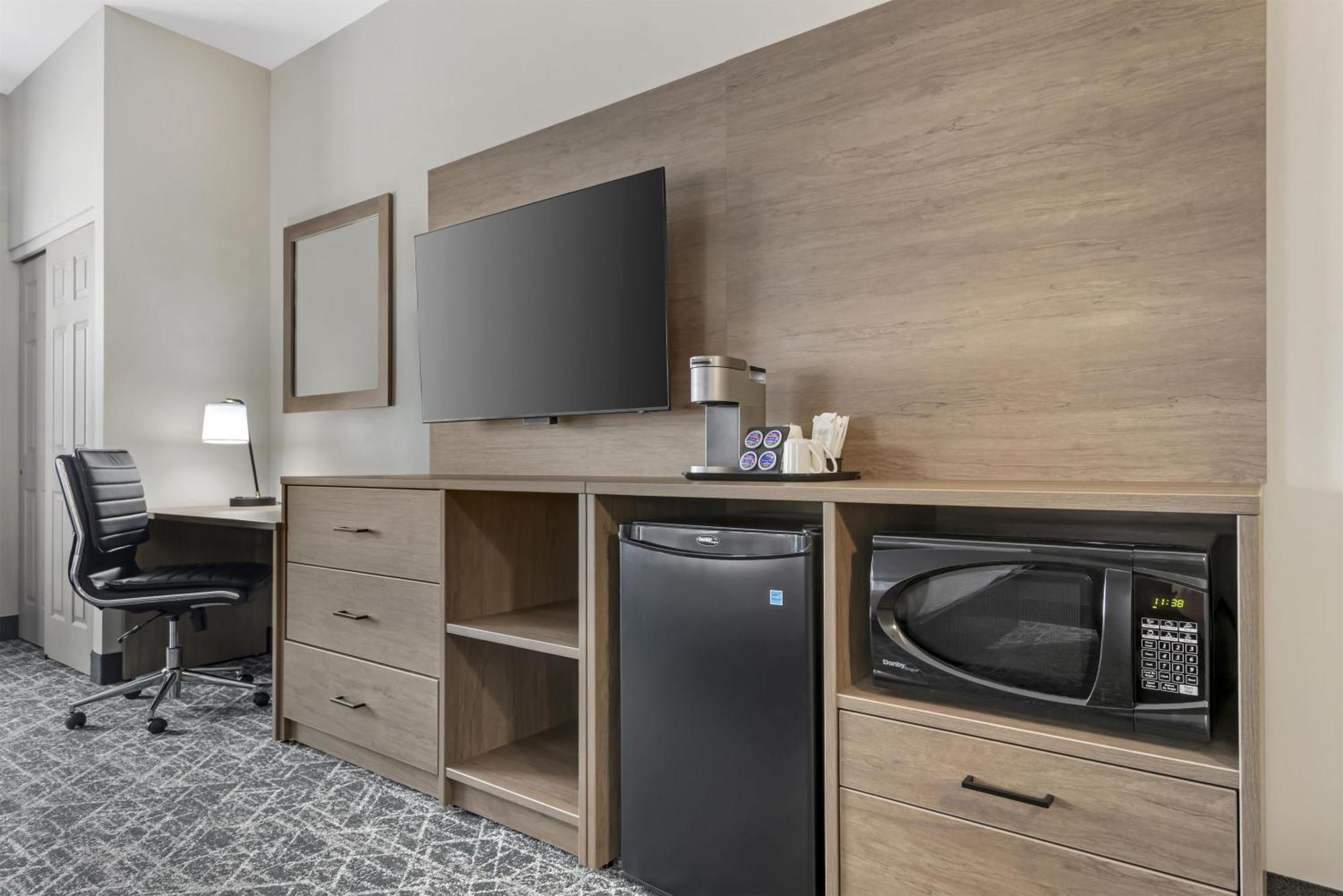 Queen Room Two Queen Beds Bath Tub Disability Access or Non-Smoking
