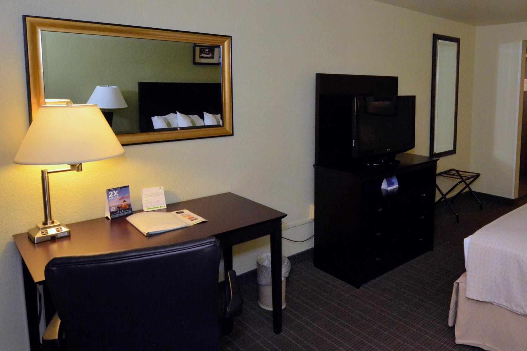 Standard King Room,688291401:JPEG