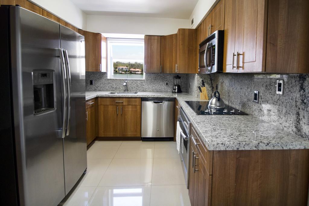 Suíte Master de Canto com Vista da Baía, 2 Quartos, 2 Banheiros e Cozinha