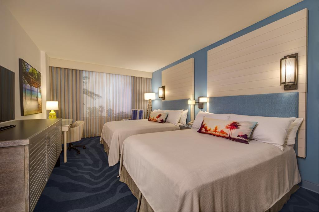 Quarto com 2 Camas Queen-size e Vista da Piscina - Acessível para Hóspedes com Deficiência Auditiva/Mobilidade Reduzida - com Banheira com Acessibilidade (Inclui Entrada Antecipada no Parque*)