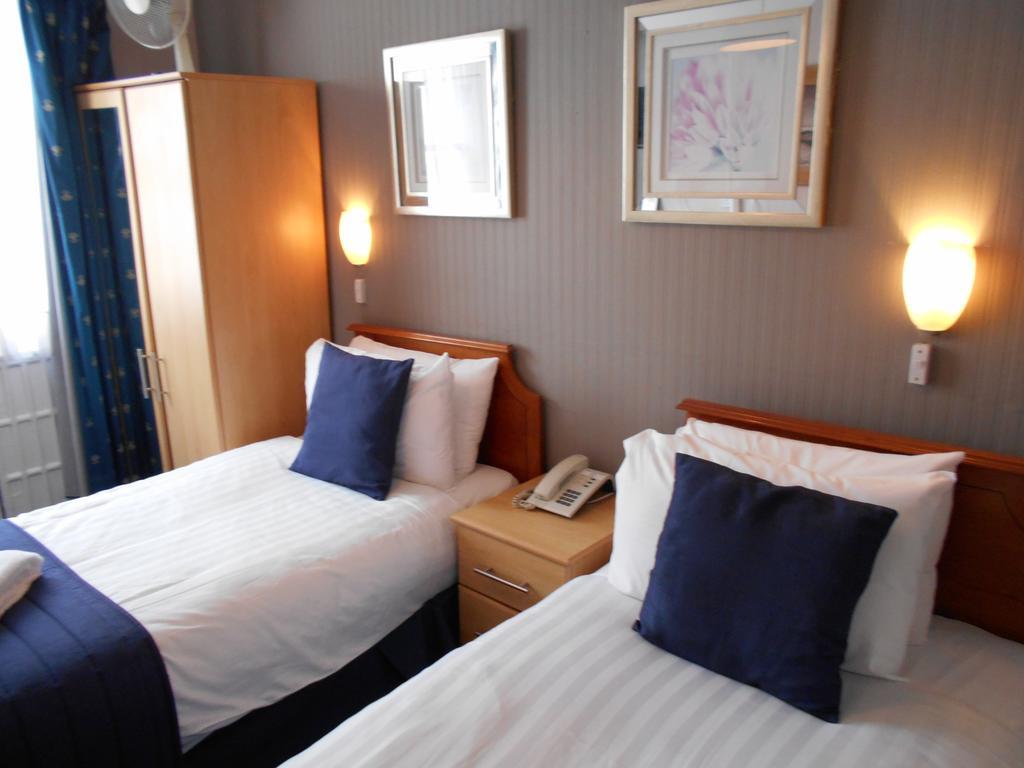 Zweibettzimmer mit eigenem Bad