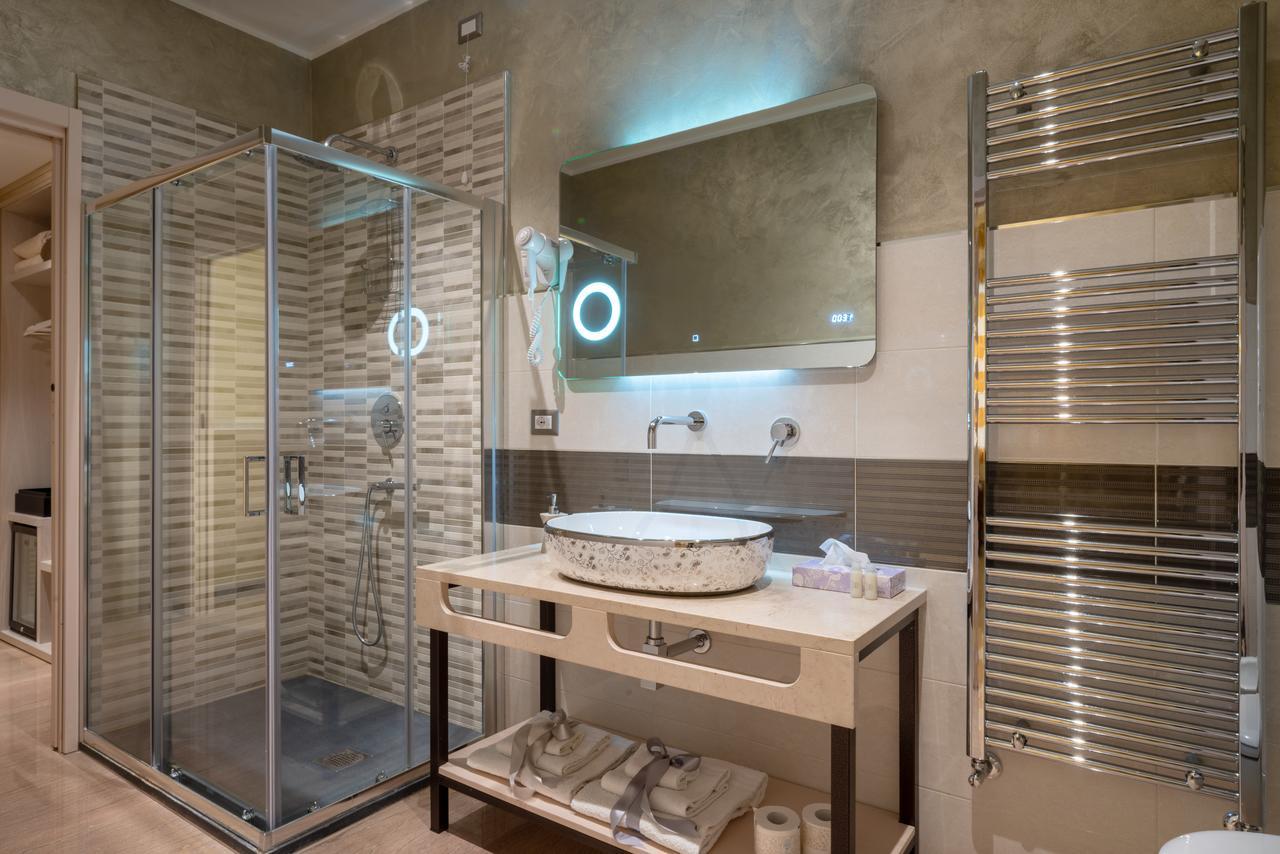Deluxe Suite Spa Bath