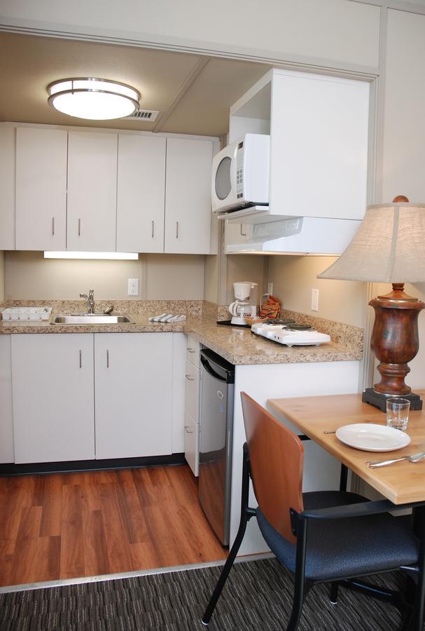 Deluxe Queen Suite