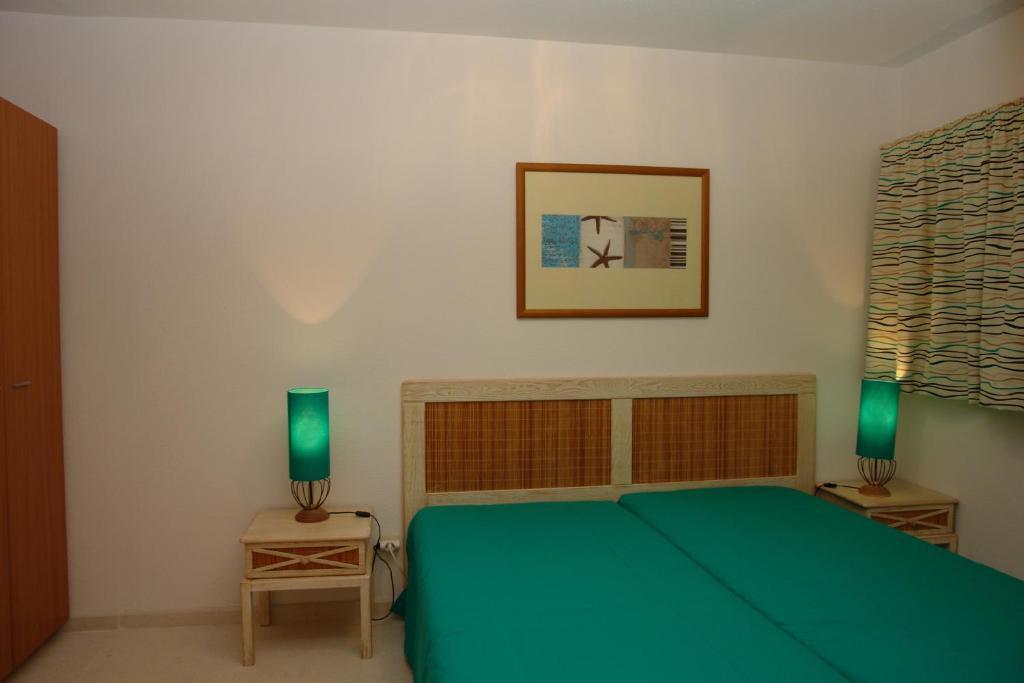 One-Bedroom Apartment with Side Sea View