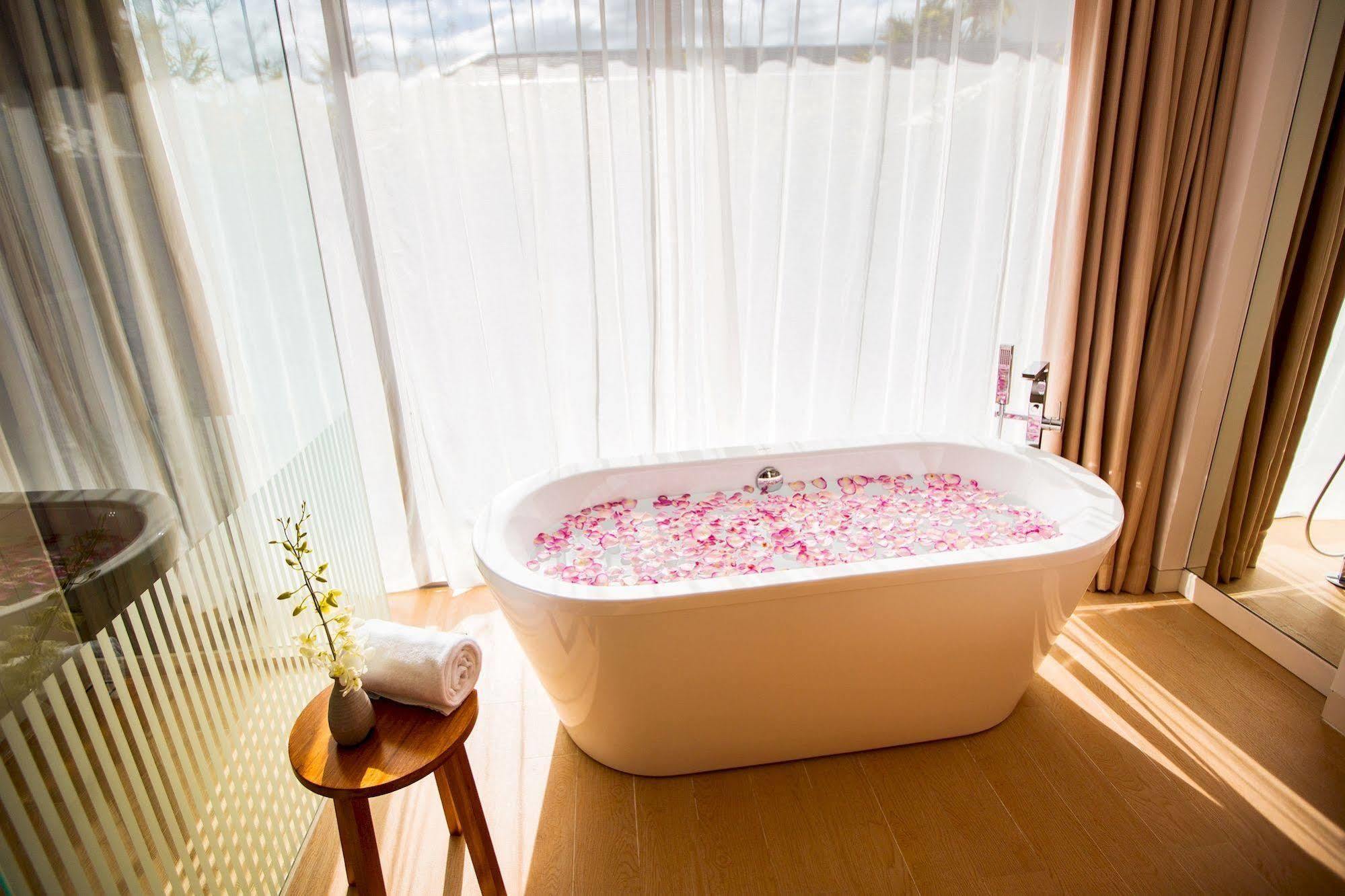 One-Bedroom Villa Private Pool Bathtub