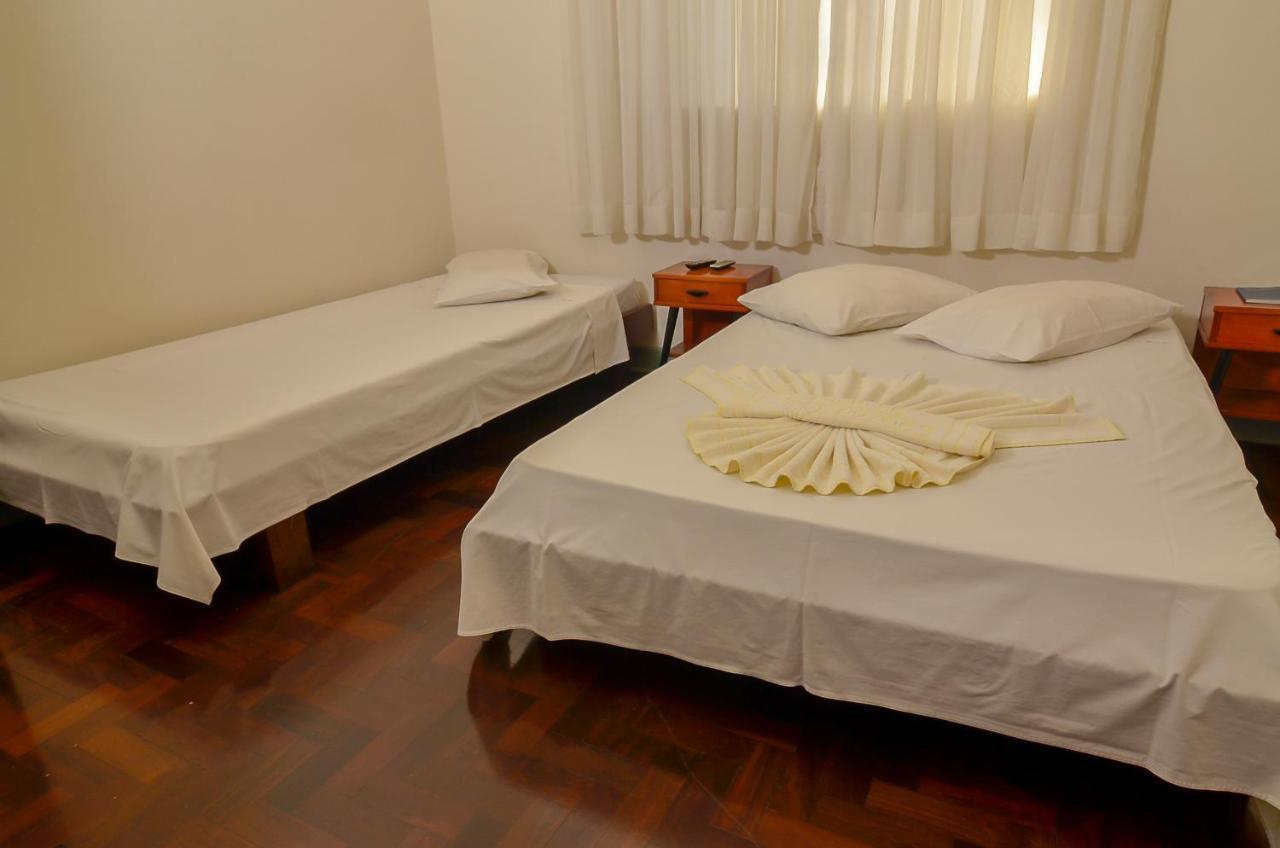 Quarto com Cama de Casal ou 2 de Solteiro e Banheiro Compartilhado