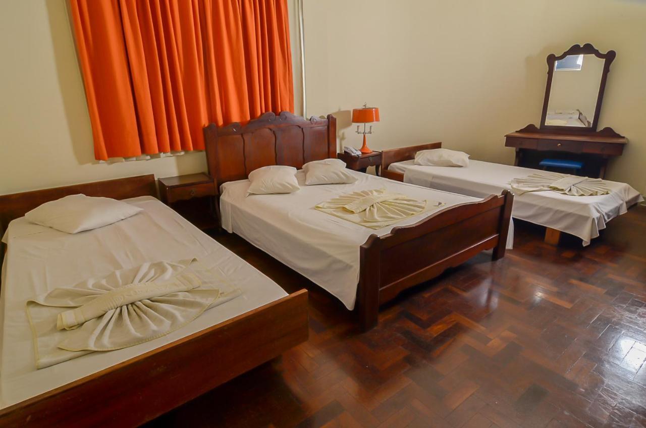 Quarto Triplo com Banheiro Compartilhado