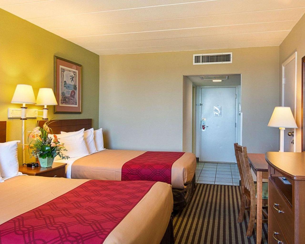 Two double beds Ocean Front Private Balcony