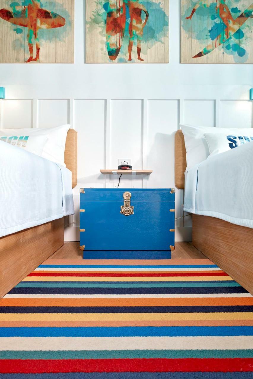 Quarto Queen com 2 Camas Queen-size e Vista da Piscina (inclui Entrada Antecipada no Parque*)