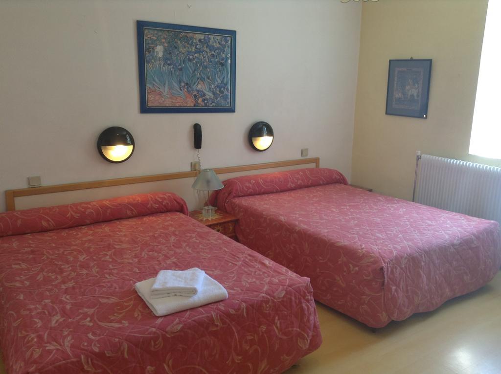 Quarto com 2 Camas de Solteiro