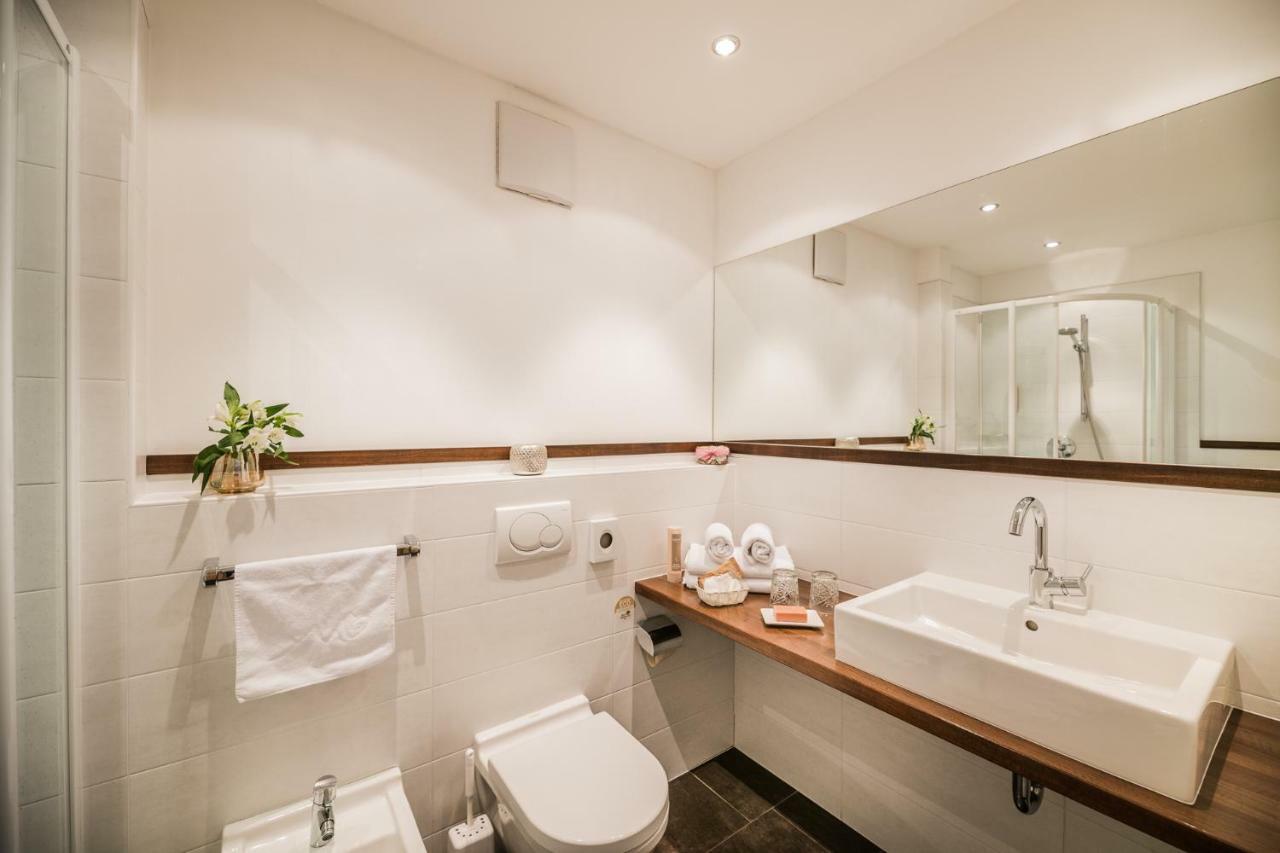 Small Double Room,885508669:JPEG