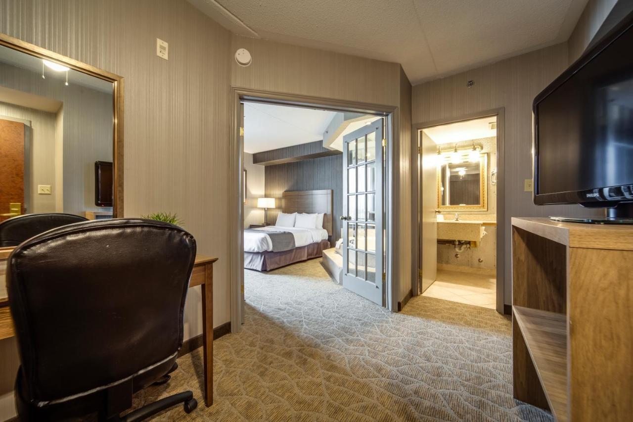 Deluxe Queen Suite Jetted Tub Living Room