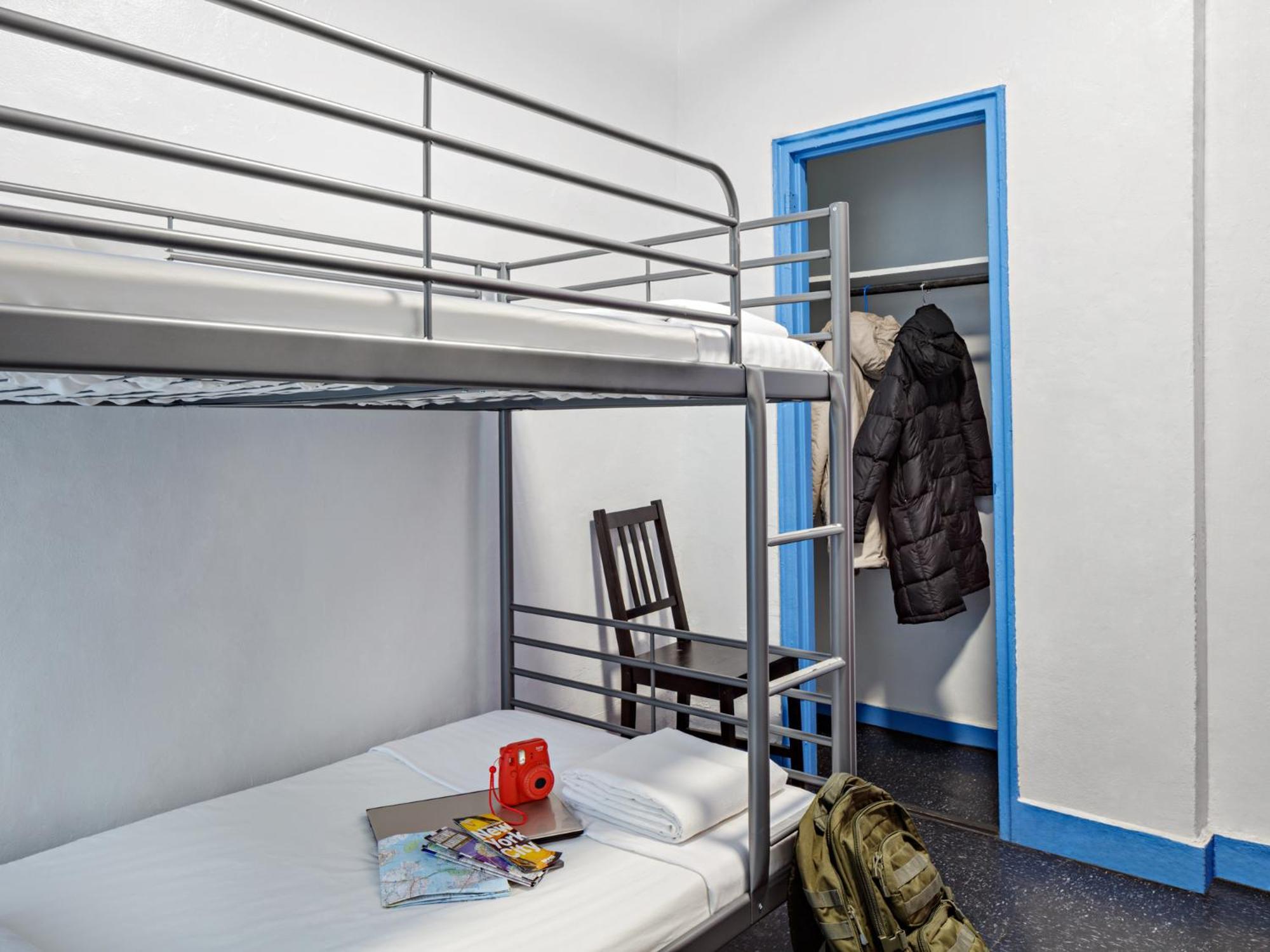 Cama de Solteiro em Dormitório de 2 Camas com Banheiro Compartilhado