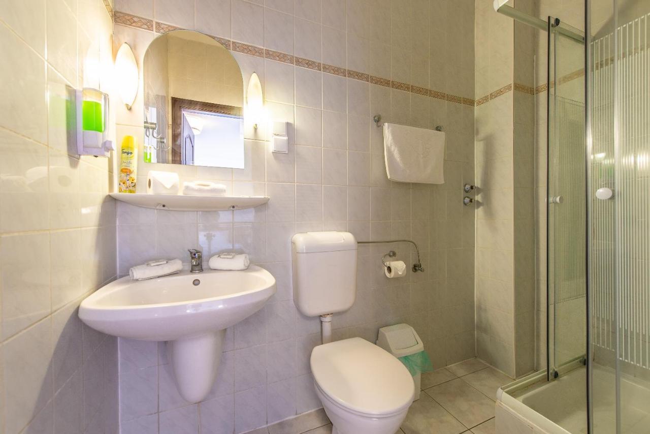 Double or Twin Room Private Bathroom,954947338:JPEG