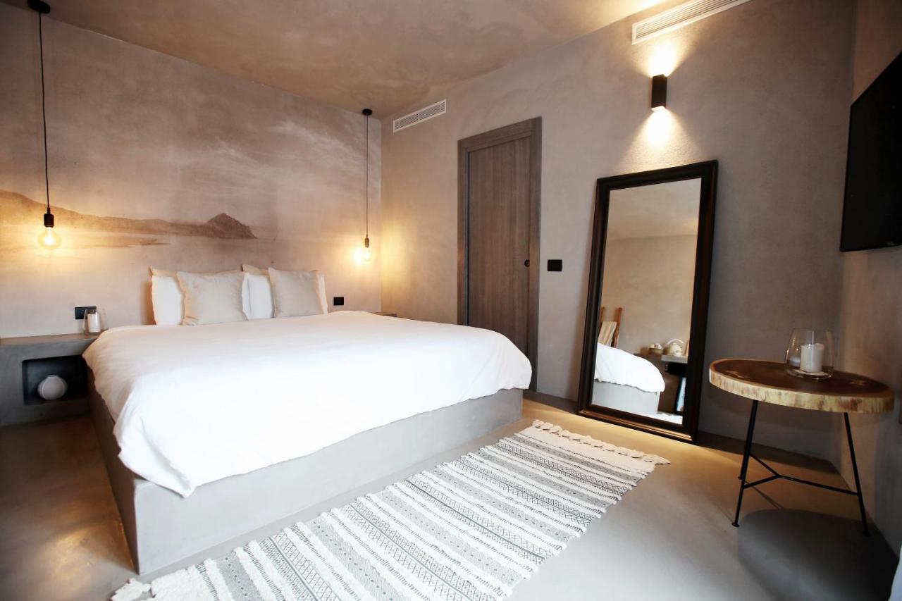 Suíte com Cama King-size e Banheira de Hidromassagem