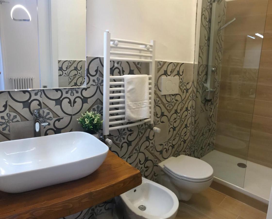 Deluxe Double Room Shower