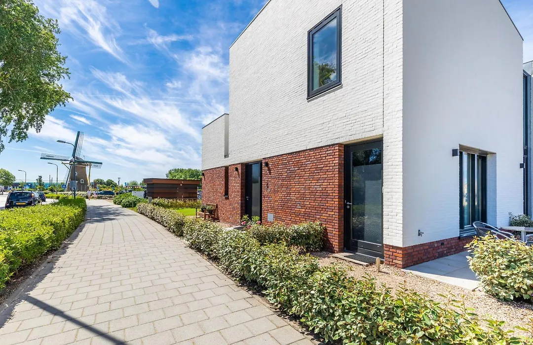 Roosjesweg 2 Luxe studio 400 meter van strand met parkeerplaats-1