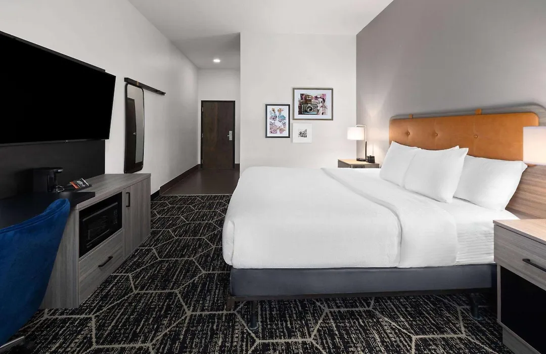La Quinta Inn & Suites By Wyndham Meridian-1