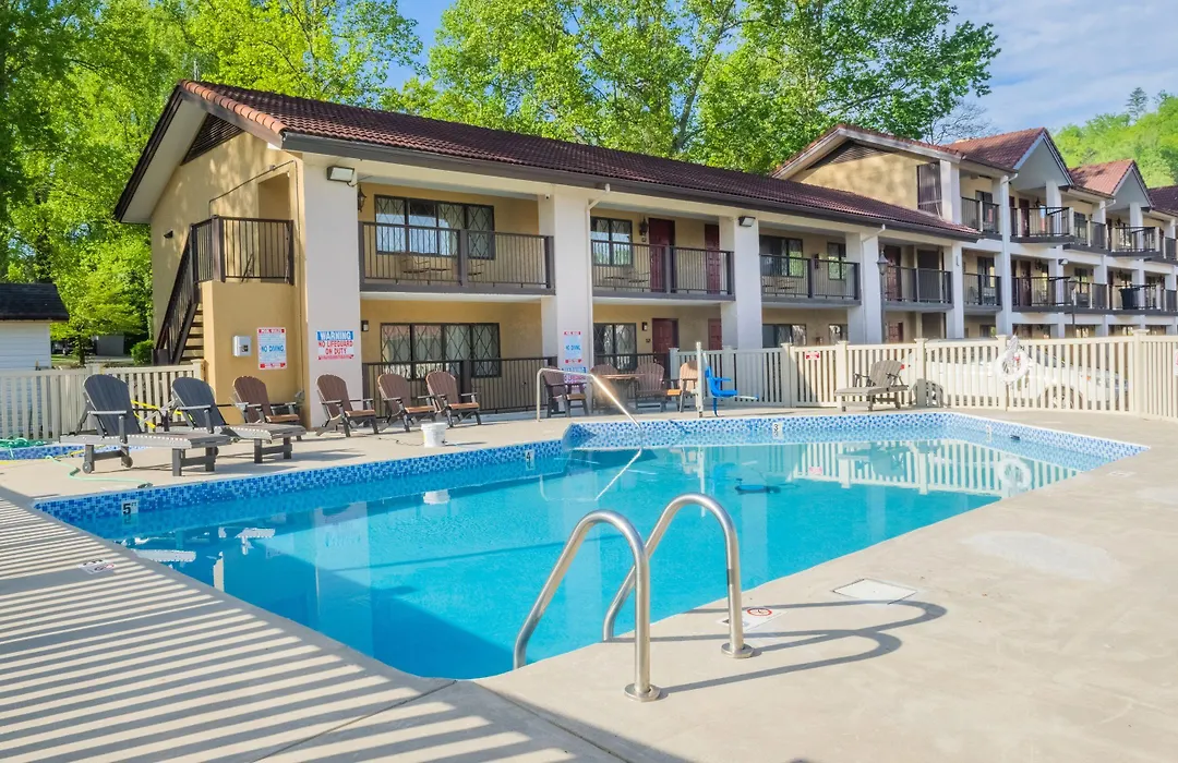 Super 8 By Wyndham Downtown Gatlinburg At Convention Center-1