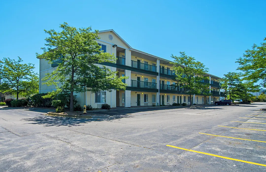 Hometowne Studios By Red Roof Chicago - Waukegan-1