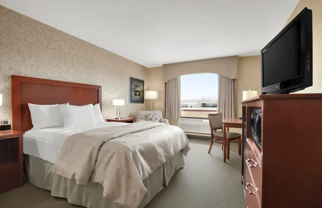 Days Inn & Suites By Wyndham Brandon-1
