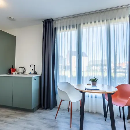 Roosjesweg 2 Luxe studio 400 meter van strand met parkeerplaats-2