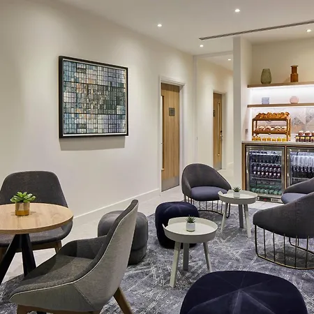 Courtyard By Marriott London City Airport-3