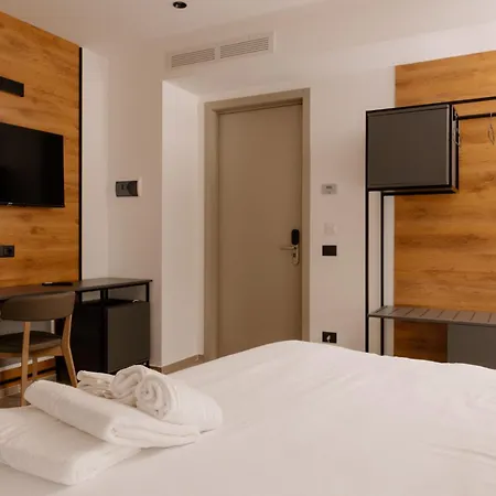 Belladonna Hotel-2