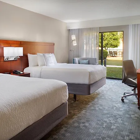 Courtyard By Marriott Fayetteville-2