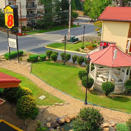Super 8 By Wyndham Downtown Gatlinburg At Convention Center-2