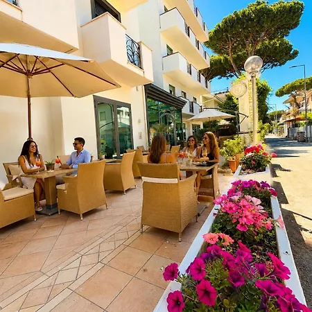 Hotel Trieste RICCIONE-2