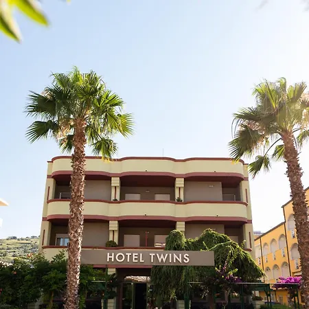 Hotel Twins-3