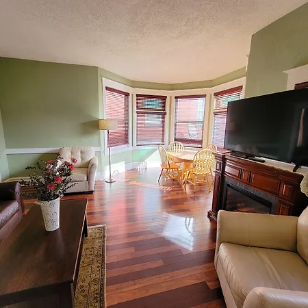 James Bay Inn Hotel, Suites & Cottage-2